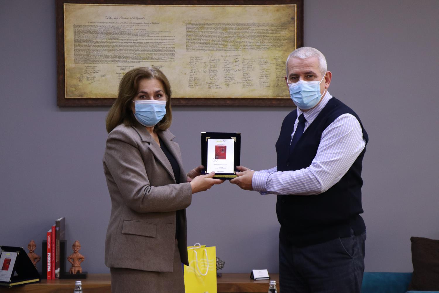 Ministri Sveçla pranoi katër pulla unike postare nga Posta e Kosovës